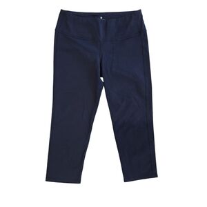 ATHLETA CHATURANGA CAPRI IN NAVY BLUE. SIZE MEDIUM.